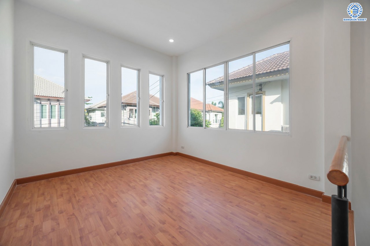 บ้านมือสองตกแต่งใหม่ โครงการ บางกอก บูเลอวาร์ด รามอินทรา แบรนด์ SC Asset เนื้อที่ 55.20 ตร.ว. ฟังก์ชัน 3 ห้องนอน 3 ห้องน้ำ ที่จอดรถ 2 คัน บนทำเลแห่งการเดินทาง เชื่อมต่อถนนรามอินทรา, ถนนรัชดา-รามอินทรา ใกล้จุดขึ้น "ทางด่วนรามอินทรา" รถไฟฟ้าสายสีชมพู "สถานีวงแหวนรามอินทรา" และ ใกล้ห้างแฟชั่น ไอส์แลนด์